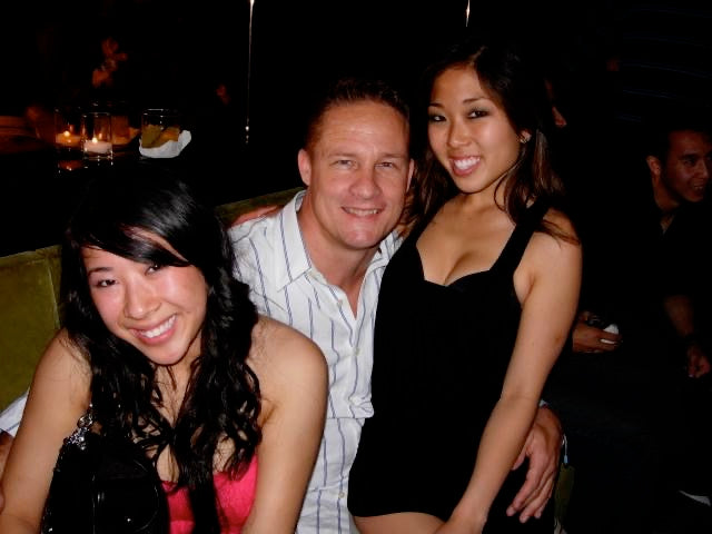 Mike Kollin with 2 cute asian women - Proof of how to magnetically attract women using Crack the Female Code's methods.